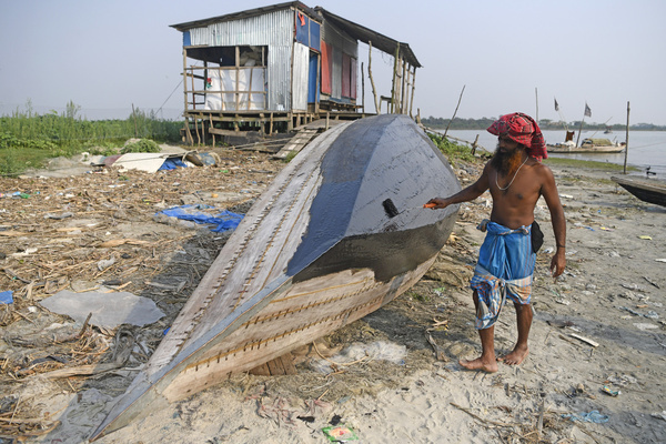 Shah Alam applies paint to his boat at Laharhat, Barishal. The Manta, or “River Gypsies,” are a vulnerable boat-dwelling community in Barishal, Bangladesh, whose living conditions have worsened as climate change intensifies cyclones, storm surges, and declining river resources. Constant exposure to harsh weather, dwindling fish stocks, unsafe shelter during storms, and limited access to healthcare or government support have left them among the most severely affected by the climate crisis.
