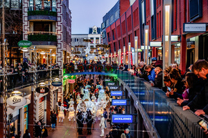 The magical parade attracted a large crowd in the center of the city. The Winter Wonder Parade marks the festive opening of the annual Nijmegen Winter Weeks. This enchanting spectacle features a fairytale procession including a winter carriage pulled by white horses, ice queens on stilts, musicians, dancers, and jugglers. The parade departs from the Lindenberg at 4:30 PM and concludes at the Grote Markt, where the Christmas tree lighting officially starts three weeks of winter magic.