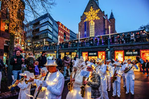 People are seen taking photos and enjoying the parade. The Winter Wonder Parade marks the festive opening of the annual Nijmegen Winter Weeks. This enchanting spectacle features a fairytale procession including a winter carriage pulled by white horses, ice queens on stilts, musicians, dancers, and jugglers. The parade departs from the Lindenberg at 4:30 PM and concludes at the Grote Markt, where the Christmas tree lighting officially starts three weeks of winter magic.