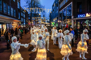 Illuminated dancers are leading the winter parade. The Winter Wonder Parade marks the festive opening of the annual Nijmegen Winter Weeks. This enchanting spectacle features a fairytale procession including a winter carriage pulled by white horses, ice queens on stilts, musicians, dancers, and jugglers. The parade departs from the Lindenberg at 4:30 PM and concludes at the Grote Markt, where the Christmas tree lighting officially starts three weeks of winter magic.