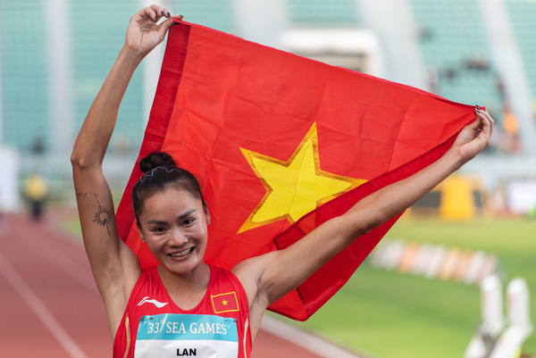 Quach Thi Lin from Vietnam poses for a photo after won a gold medal for the Women's 400m hurdles finals in the 33rd Sea Games at Suphachalasai National Stadium.