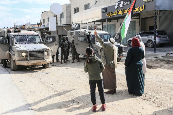 Israeli soldiers and military vehicles prevented Palestinians from entering their homes during a protest organized by residents demanding their return to their homes in the Nur Shams refugee camp, east of Tulkarm. It should be noted that Israeli forces have destroyed 1,414 homes in the Tulkarm and Nur Shams refugee camps in the northern West Bank.