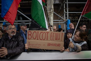 Protesters carry signs against the US and Donald Trump. During a rally organized by leftist groups in front of the US Embassy in Madrid to condemn the attacks carried out by the United States in Caracas in the early hours of January 3rd and the illegal arrest of President Nicolás Maduro and his transfer to a prison in New York along with his wife.