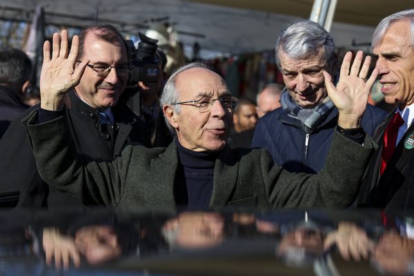 Luís Marques Mendes, presidential candidate for the Social Democratic Party (PSD) seen campaigning at the weekly market in Espinho. Luís Marques Mendes visited the weekly market in Espinho as part of his campaign for Portugal’s presidential election scheduled for January 18, engaging directly with local vendors and residents alongside his wife, Rosa Salazar. Representing the Social Democratic Party (PSD) with support from the CDS – People's Party, the visit formed part of a nationwide final push.
