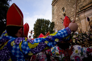 Members of the Endiablada brotherhood jump in front of the procession of the image of Saint Blaise, during the festival of La Endiablada in Almonacid del Marquesado. Celebrated in honor of the Virgin of Candelaria and Saint Blaise of Sebaste, La Endiablada is considered one of Spain’s oldest traditional festivals. During the event, men known as “the Devils,” dressed in colorful costumes with cowbells around their waists, jump and dance through the streets while carrying the statue of the saint in a lively procession.