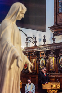 A Mass of remembrance for the fallen takes place. On the afternoon of the 14th of February, Poland celebrates the National Day of Remembrance of the Home Army Soldiers, a state holiday commemorating the Polish underground militias during World War II. After a Mass for the fallen at the Basilica of the Holy Cross, a Parade of Respect passes through the streets of Warsaw in the direction of the Monument to the Polish Underground State and the Home Army at the Polish Parliament, where a wreath-laying ceremony takes place.