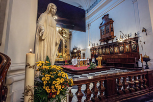 A Mass of remembrance for the fallen takes place. On the afternoon of the 14th of February, Poland celebrates the National Day of Remembrance of the Home Army Soldiers, a state holiday commemorating the Polish underground militias during World War II. After a Mass for the fallen at the Basilica of the Holy Cross, a Parade of Respect passes through the streets of Warsaw in the direction of the Monument to the Polish Underground State and the Home Army at the Polish Parliament, where a wreath-laying ceremony takes place.