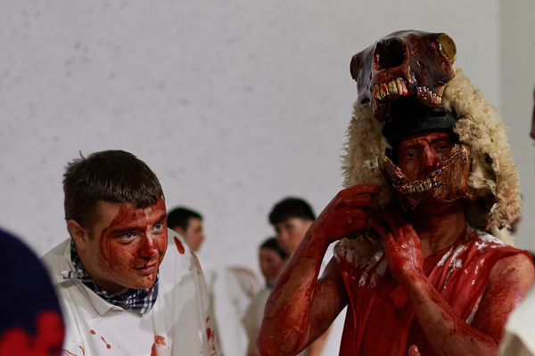 Ram head that is part of the ancestral carnival of Alsasua, a young man carries it on his head and the rest of the body wears the skin of the ram. Carnival celebration in Alsasua, its protagonists the “momotxorros”, a character half man, half bull, are characteristic because they wear their sonorous cowbells, animal skins, almost always sheep, white shirt, blue pants, abarcas and their unmistakable masks with horns, to look more terrifying they stain their arms and face with blood, they carry a wooden sarde that serves to terrify everyone who goes to the carnival.