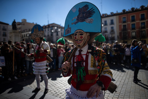 A man in disguise, with a mask and a large hat, is seen. during the 1st Masquerade Parade through the center of Madrid, organized by the regional associations of Asturias, Galicia, and Zamora, the heart of the Spanish capital was transformed into a stage for ancestral rites from the Spanish regions of Asturias, Galicia, and Zamora.