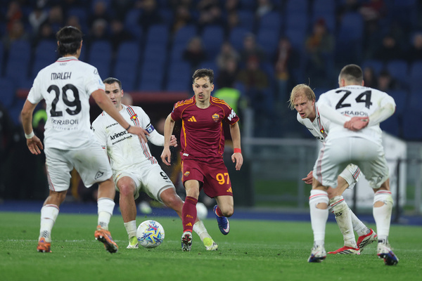 (C) Bryan Zaragoza of Roma (L) Youssef Maleh of Cremonese, Federico Bonazzoli of Cremonese, (R) Filippo Terracciano of Cremonese and Marten Thorsby of Cremonese during the Serie A Enilive 2025-2026 football match between AS Roma vs US Cremonese at Olympic Stadium. Final match result: Roma - Cremonese 3-0