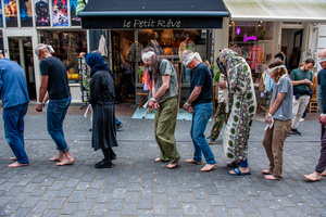 A silent procession of pro-Palestinian activists is passing by in front of several stores. Activists performed as the Palestinian hostages held by the Israel government during a silent procession through the city to demand their release and against Israel's new execution law. With this protest, Nijmegen for Palestine wants to draw attention to the Palestinian hostages, who are often held for months, even years, without charge in appalling Israeli detention camps.