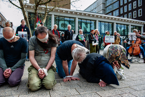 Activists are on their knees performing as Palestinian hostages. Activists performed as the Palestinian hostages held by the Israel government during a silent procession through the city to demand their release and against Israel's new execution law. With this protest, Nijmegen for Palestine wants to draw attention to the Palestinian hostages, who are often held for months, even years, without charge in appalling Israeli detention camps.