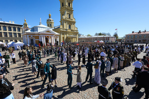 Participants dancing in pairs on Cathedral Square during the "Victory Ball" mass performance at the Peter and Paul Fortress. A large-scale theatrical reconstruction and flash mob titled "Victory Ball" (Bal Pobedy) takes place on the Cathedral Square of the Peter and Paul Fortress. The event is dedicated to the 81st anniversary of the victory in World War II (WWII). Hundreds of participants, including youth activists, members of the Yunarmia movement, and students in historical and modern military uniforms, perform mass dances and formations. The reconstruction is part of the city-wide celebrations ahead of Victory Day in St. Petersburg.