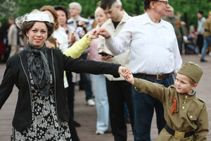 People dance during the Victory Day celebrations at Gorky Park in central Moscow. People wearing vintage clothing and Soviet-era uniforms gathered at Gorky Park, where some participants performed the traditional “Victory Waltz” during commemorations in Moscow. The dance honors the wartime generation and remains a symbolic part of Victory Day celebrations.