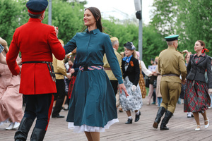 People dance during the Victory Day celebrations at Gorky Park in central Moscow. People wearing vintage clothing and Soviet-era uniforms gathered at Gorky Park, where some participants performed the traditional “Victory Waltz” during commemorations in Moscow. The dance honors the wartime generation and remains a symbolic part of Victory Day celebrations.