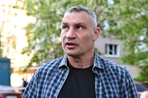 Kyiv Mayor Vitaliy Klitschko speaks to residents near a damaged building after Russian strikes in Kyiv. A large ballistic missile attack pounded Kyiv early on May 24, authorities said, wounding at least five people after Moscow threatened retaliation for strikes in Russian-occupied eastern Ukraine.