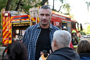 Kyiv Mayor Vitaliy Klitschko speaks to residents near a damaged building after Russian strikes in Kyiv. A large ballistic missile attack pounded Kyiv early on May 24, authorities said, wounding at least five people after Moscow threatened retaliation for strikes in Russian-occupied eastern Ukraine.