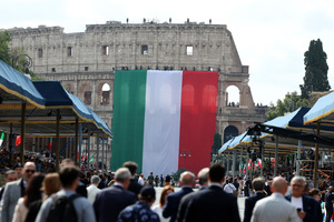 A giant tricolor flag descends on the facade of the Colosseum. Heads of state and government attended the 80th Anniversary of Republic Day celebrations and the traditional military parade through the Imperial Fora. The ceremony, which pays homage to the values ​​of the Republic and the Armed Forces, took place in the heart of the capital before the highest Italian institutional officials and international delegations.
