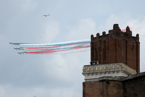 The Tricolor Arrows fly over the skies of Rome launching tricolor smoke bombs. Heads of state and government attended the 80th Anniversary of Republic Day celebrations and the traditional military parade through the Imperial Fora. The ceremony, which pays homage to the values ​​of the Republic and the Armed Forces, took place in the heart of the capital before the highest Italian institutional officials and international delegations.