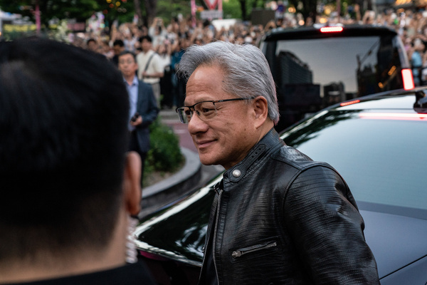 Jensen Huang, chief executive officer of Nvidia Corp., greets people. Jensen Huang visited South Korea as part of a regional tour focused on strengthening AI and semiconductor partnerships. In Seoul’s Hongdae district, Huang and SK Group Chairman Chey Tae-won handed out banana-flavored “HBM Chips” snacks to members of the public. The giveaway symbolically highlighted the importance of High Bandwidth Memory (HBM) technology, a key component in advanced AI computing systems.