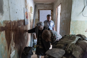 The Ukrainian police unit ‘White Angels’ seen evacuating civilians from the city under the constant threat of Russian FPV drones.