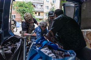 The Ukrainian police unit ‘White Angels’ seen evacuating civilians from the city under the constant threat of Russian FPV drones.