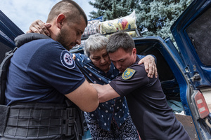 The Ukrainian police unit ‘White Angels’ seen evacuating civilians from the city under the constant threat of Russian FPV drones.