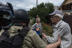 The Ukrainian police unit ‘White Angels’ seen evacuating civilians from the city under the constant threat of Russian FPV drones.