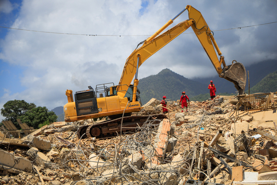 An excavator is working on debris removal during the operation. The Venezuelan government declared a state of emergency and, with support from international rescue teams, launched large-scale search, rescue, and humanitarian operations following the devastating earthquakes that struck the country's northern coast. The response came after powerful earthquakes on June 24, 2026, caused widespread destruction in Caracas, La Guaira, and surrounding areas, resulting in thousands of deaths and injuries.