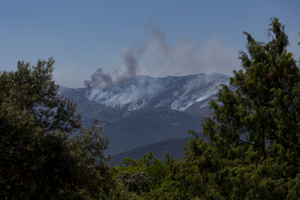 A massive column of smoke rises over Ávila as a wildfire triggers an extreme fire danger alert across central Spain, including Madrid and nearby regions.