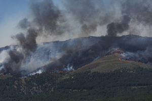 A massive column of smoke rises over Ávila as a wildfire triggers an extreme fire danger alert across central Spain, including Madrid and nearby regions.