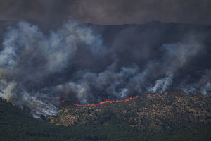 A massive column of smoke rises over Ávila as a wildfire triggers an extreme fire danger alert across central Spain, including Madrid and nearby regions.