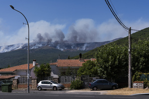 A massive column of smoke rises over Ávila as a wildfire triggers an extreme fire danger alert across central Spain, including Madrid and nearby regions.