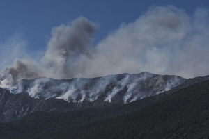 A massive column of smoke rises over Ávila as a wildfire triggers an extreme fire danger alert across central Spain, including Madrid and nearby regions.