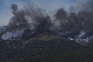 A massive column of smoke rises over Ávila as a wildfire triggers an extreme fire danger alert across central Spain, including Madrid and nearby regions.
