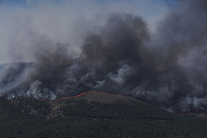A massive column of smoke rises over Ávila as a wildfire triggers an extreme fire danger alert across central Spain, including Madrid and nearby regions.