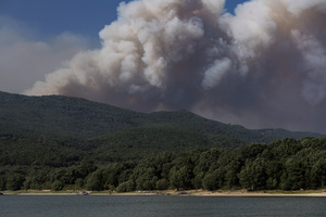 A massive column of smoke rises over Ávila as a wildfire triggers an extreme fire danger alert across central Spain, including Madrid and nearby regions.