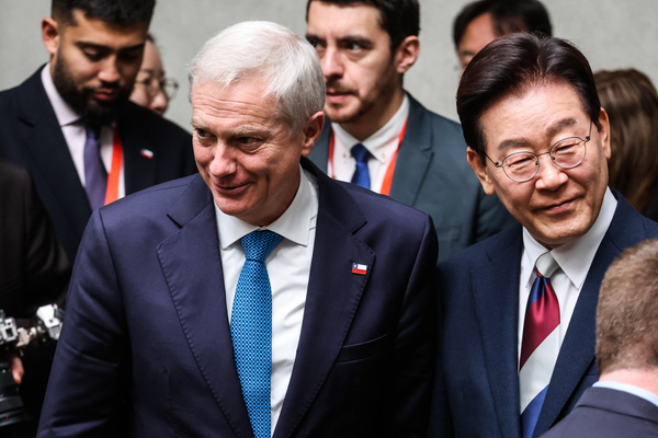 President Jose Antonio Kast (left) and South Korean President Lee Jae-myung (right) arrive for the ceremony at the La Moneda Palace. Chilean President José Antonio Kast receives South Korean President Lee Jae-myung at La Moneda Palace.