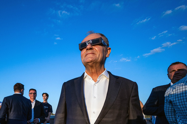 Prime Minister, Donald Tusk seen looking at the solar eclipse through filtered spectacles. On the evening of the 12th August, Prime Minister of the Republic of Poland, Donald Tusk, joins scientific observers and members of the public at the Copernicus Science Centre in Warsaw to watch a partial solar eclipse. At its maximum, the Moon obscures about 82% of the Sun as viewed from the Polish capital. Warsaw’s eclipse runs from approximately 19:14 until sunset at 20:06, reaching its maximum at 20:02. The roughly 82% figure refers to the Sun’s covered area; the eclipse magnitude was about 0.85.