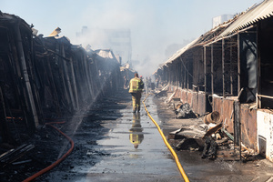 A firefighter seen walking between burned trading stalls at Pochayna book market following a Russian attack. On the night of August 16, 2026, a massive Russian air strike on Kyiv caused severe destruction and a large-scale fire at the "Pochaina" book market (formerly known as Petrivka) in the Obolon district. The enemy attack completely burned down several rows of trading pavilions containing books and stationery just ahead of the new school year. Emergency response teams worked at the scene to extinguish the blaze, which spread across a vast area. According to preliminary reports from city authorities, at least three people were injured as a result of the overnight attack. The destroyed marketplace had operated in the capital for nearly 30 years and stood as one of the largest hubs for book trade in Ukraine.