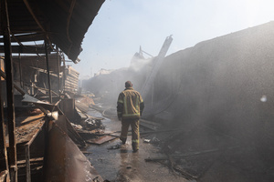 A firefighter seen inspecting the aftermath following a destructive Russian attack on the historic Pochayna book market. On the night of August 16, 2026, a massive Russian air strike on Kyiv caused severe destruction and a large-scale fire at the "Pochaina" book market (formerly known as Petrivka) in the Obolon district. The enemy attack completely burned down several rows of trading pavilions containing books and stationery just ahead of the new school year. Emergency response teams worked at the scene to extinguish the blaze, which spread across a vast area. According to preliminary reports from city authorities, at least three people were injured as a result of the overnight attack. The destroyed marketplace had operated in the capital for nearly 30 years and stood as one of the largest hubs for book trade in Ukraine.
