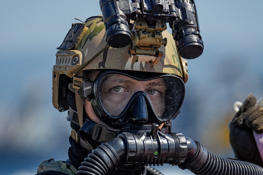 Underwater Defence (SAS) and Underwater Offence (SAT) units from the Underwater Defence Group Command, part of the Turkish Navy, are conducting a demonstration exercise. Transforming the historic Golcuk Naval Base in Kocaeli into a hub of maritime innovation, the TEKNOFEST 