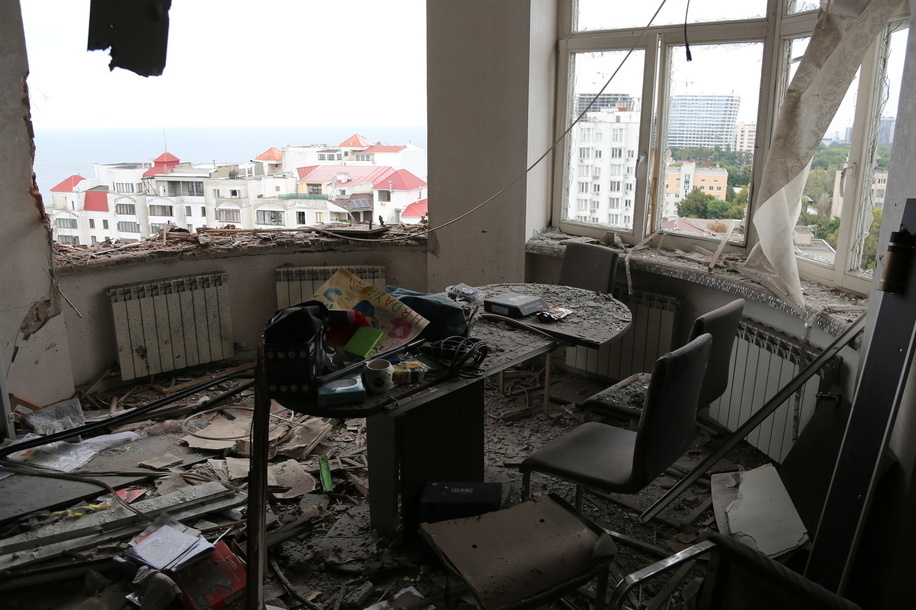 A damaged apartment room in an apartment building due to Russian shelling in the Primorsky district. As a result of a Russian attack on Odesa during the night and morning apartment buildings and private homes were damaged. As of 4:00 PM today, the number of people injured in the enemy attack on Odesa stands at 20, reported Serhiy Lysak, head of the Military Administration. Among the injured are two children: a boy born in 2010 and a girl born in 2017.