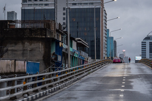 Cars are parked on an elevated bridge above flooded streets in Bangkok’s Pridi neighbourhood. Floodwaters inundate major roads, including Phetchaburi Road and the Pridi Banomyong neighborhood in Bangkok, following a record monsoon downpour that prompted a capital-wide disaster declaration. Municipal pumps operate at full capacity to drain overflowing canals.