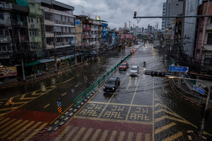 Vehicles travel through a flooded intersection near a pedestrian crossing in Bangkok’s Pridi neighbourhood. Floodwaters inundate major roads, including Phetchaburi Road and the Pridi Banomyong neighborhood in Bangkok, following a record monsoon downpour that prompted a capital-wide disaster declaration. Municipal pumps operate at full capacity to drain overflowing canals.