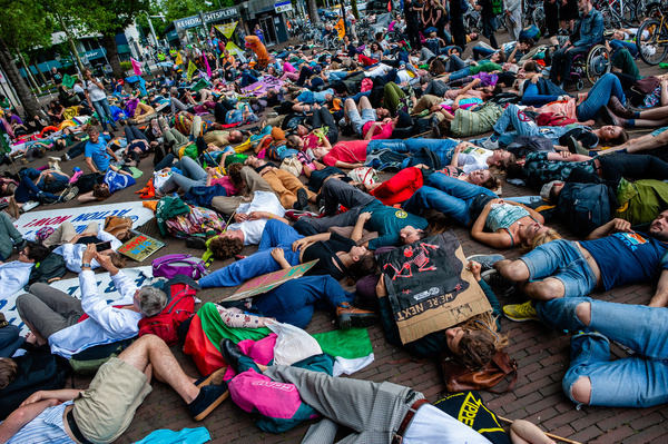 Hundreds of climate activists are seen laying on the ground pretending to be dead during the demonstration. With this protest, the climate organization Extinction Rebellion (XR) started a campaign to demand an end to the fossil industry and a climate-just transition. Hundreds of activists gathered at the Rotterdam central train station, and from there they marched through the city, including several artistic performances. This campaign will last until May 24th and will count on several disruptive actions, and workshops to demand emergency action against the climate and ecological crisis.