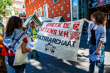 Women seen holding a banner against patriarchy. Under the banner "Dolle Mina's Reclaim the Streets," the feminist movement Dolle Mina protested this weekend for the safety of women in public spaces. The feminist group Dolle Mina held protests this weekend, calling for safer public spaces for women. The movement cited recent incidents, including the murder of 17-year-old Lisa, two sex crimes in Zeist and Amsterdam, and assaults on women by individuals on fat bikes in parks, as reasons for the demonstrations.