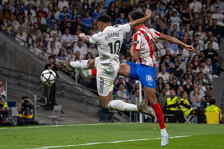 Kylian Mbappé of Real Madrid seen in action during the EA SPORTS La Liga 2025-2026 match between Real Madrid and Girona FC, played at the Santiago Bernabéu Stadium. Final score: Real Madrid 1 - Girona FC 1