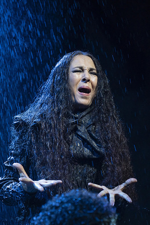 Inma La Carbonera performs during the presentation of the musical *El Alma al Aire* based on the songs of Alejandro Sanz at the Coliseum Theatre.