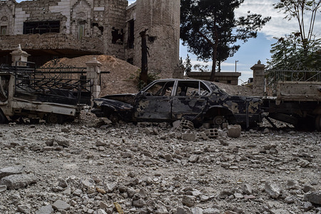 A car parked on the side of the road seen destroyed by shelling.
The city of Douma and the town of Mesraba in the countryside of Damascus were hit with high-explosive missiles, resulting in injuries, martyrs and injuries to civilians. There was great destruction resulting from the shelling